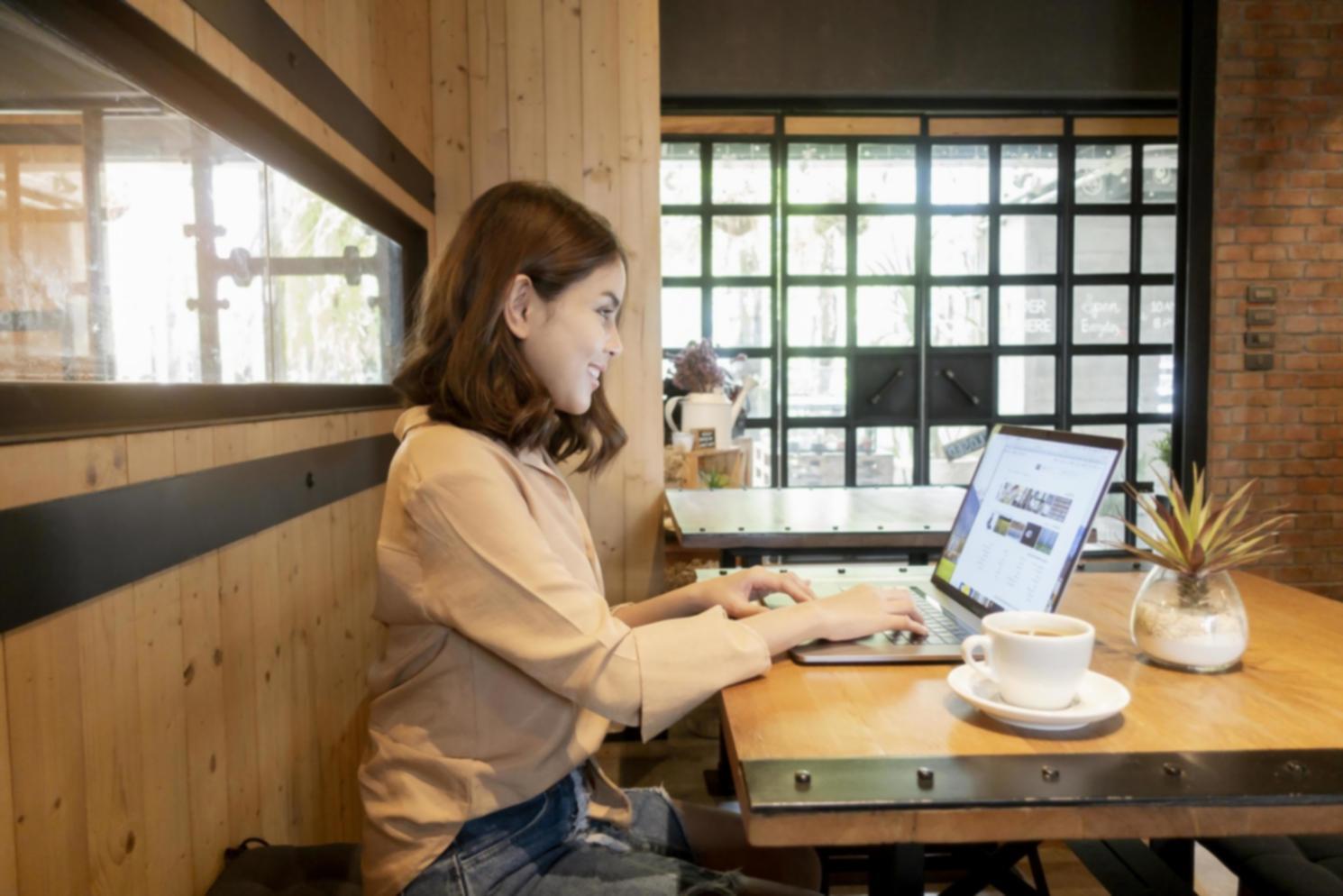 Studente che lavora su testing mobile con supporto personalizzato